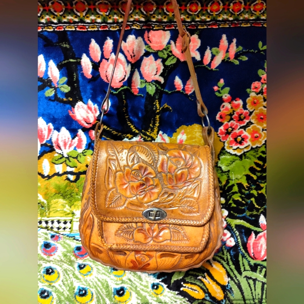 Vintage 70s Hand Carved Leather Bag With Buckle Closure 🌈